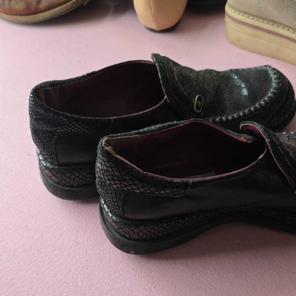 Sophisticated Black Textured womens Slip-Ons croc print loafer - Picture 5 of 5